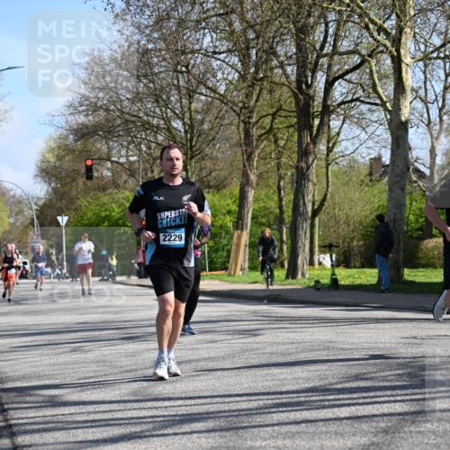 12.04.2026 - 45. Internationalen Wilhelmsburger Insellauf J. Mangold http://msf.ph/oto/9466321 12.04.2026 11:00:57 Ziel 5581, 3463, 2229, 3660, 2880, 5298, 3358, 3347, 4703 meine-sportfotos.de
