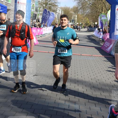 12.04.2026 - 45. Internationalen Wilhelmsburger Insellauf Strokosch-Dieckow http://msf.ph/oto/9466324 12.04.2026 11:00:01 Ziel 4004, 2858, 5699, 5698 meine-sportfotos.de