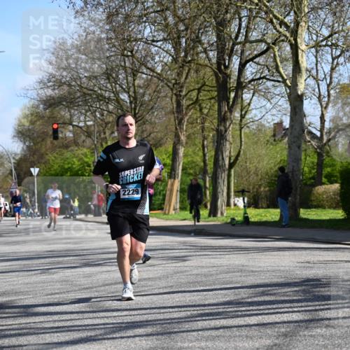 12.04.2026 - 45. Internationalen Wilhelmsburger Insellauf J. Mangold http://msf.ph/oto/9466327 12.04.2026 11:00:57 Ziel 5581, 3463, 2229, 3660, 2880, 5298, 3358, 3347, 4703 meine-sportfotos.de