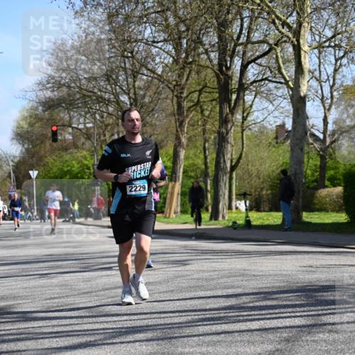 12.04.2026 - 45. Internationalen Wilhelmsburger Insellauf J. Mangold http://msf.ph/oto/9466329 12.04.2026 11:00:57 Ziel 5581, 3463, 2229, 3660, 2880, 5298, 3358, 3347, 4703 meine-sportfotos.de