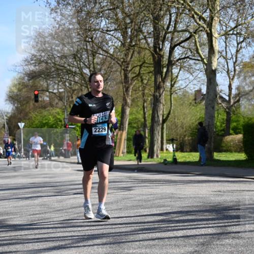 12.04.2026 - 45. Internationalen Wilhelmsburger Insellauf J. Mangold http://msf.ph/oto/9466332 12.04.2026 11:00:57 Ziel 5581, 3463, 2229, 3660, 2880, 5298, 3358, 3347, 4703 meine-sportfotos.de