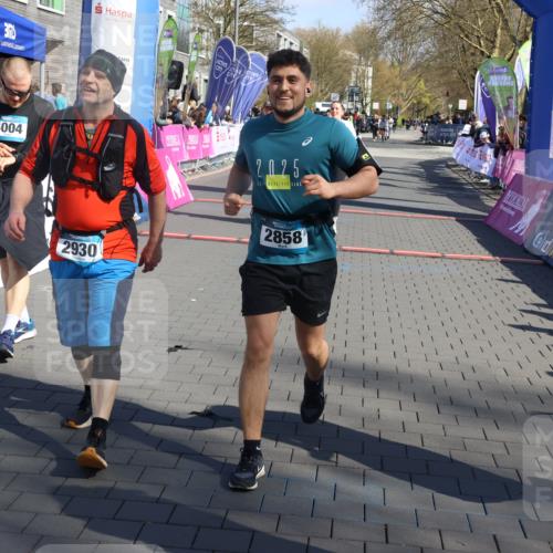12.04.2026 - 45. Internationalen Wilhelmsburger Insellauf Strokosch-Dieckow http://msf.ph/oto/9466335 12.04.2026 11:00:02 Ziel 4004, 2858, 5699, 5698 meine-sportfotos.de