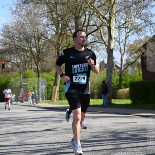 12.04.2026 - 45. Internationalen Wilhelmsburger Insellauf J. Mangold http://msf.ph/oto/9466340 12.04.2026 11:00:59 Ziel 5581, 3463, 2229, 3660, 2880, 2880, 5298, 3358, 3347, 4703 meine-sportfotos.de