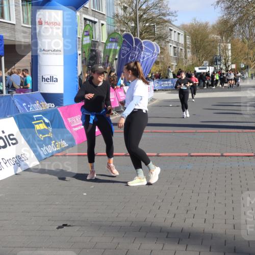 12.04.2026 - 45. Internationalen Wilhelmsburger Insellauf Strokosch-Dieckow http://msf.ph/oto/9466341 12.04.2026 11:00:04 Ziel 5699, 5698, 4101 meine-sportfotos.de