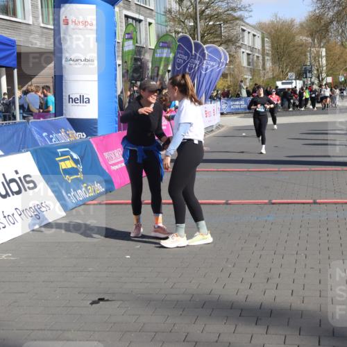 12.04.2026 - 45. Internationalen Wilhelmsburger Insellauf Strokosch-Dieckow http://msf.ph/oto/9466354 12.04.2026 11:00:05 Ziel 5699, 5698, 4101 meine-sportfotos.de