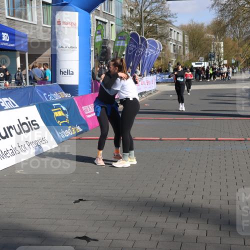 12.04.2026 - 45. Internationalen Wilhelmsburger Insellauf Strokosch-Dieckow http://msf.ph/oto/9466358 12.04.2026 11:00:05 Ziel 5699, 5698, 4101 meine-sportfotos.de