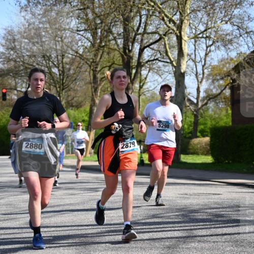 12.04.2026 - 45. Internationalen Wilhelmsburger Insellauf J. Mangold http://msf.ph/oto/9466366 12.04.2026 11:01:07 Ziel 5581, 3463, 2229, 3660, 2880, 5298, 3358, 3347, 4703, 2271 meine-sportfotos.de