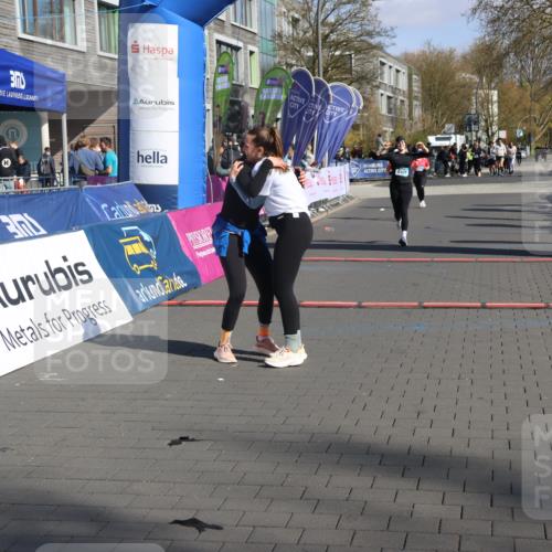 12.04.2026 - 45. Internationalen Wilhelmsburger Insellauf Strokosch-Dieckow http://msf.ph/oto/9466367 12.04.2026 11:00:05 Ziel 5699, 5698, 4101 meine-sportfotos.de