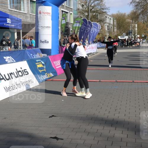 12.04.2026 - 45. Internationalen Wilhelmsburger Insellauf Strokosch-Dieckow http://msf.ph/oto/9466402 12.04.2026 11:00:06 Ziel 5699, 5698, 4101, 2529 meine-sportfotos.de