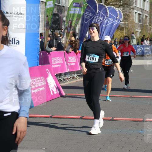 12.04.2026 - 45. Internationalen Wilhelmsburger Insellauf Strokosch-Dieckow http://msf.ph/oto/9466438 12.04.2026 11:00:09 Ziel 4101, 2529, 3194 meine-sportfotos.de