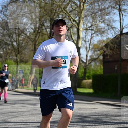 12.04.2026 - 45. Internationalen Wilhelmsburger Insellauf J. Mangold http://msf.ph/oto/9466443 12.04.2026 11:02:07 Ziel 2417, 5605, 4613, 3178, 4759, 4630, 4069, 2985, 3505, 3009, 2962, 2919, 2962, 2919, 2418, 2398, 4595, 4597, 4825, 4825, 2122, 3878, 2016 meine-sportfotos.de
