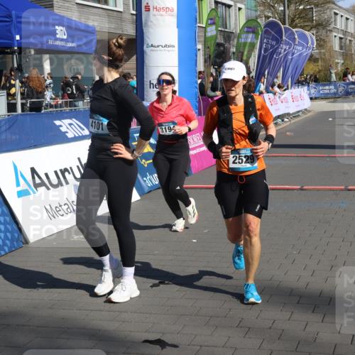 12.04.2026 - 45. Internationalen Wilhelmsburger Insellauf Strokosch-Dieckow http://msf.ph/oto/9466457 12.04.2026 11:00:13 Ziel 2529, 3194, 3367 meine-sportfotos.de