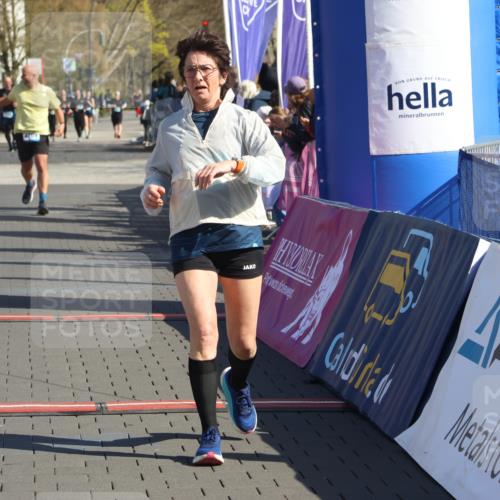 12.04.2026 - 45. Internationalen Wilhelmsburger Insellauf Strokosch-Dieckow http://msf.ph/oto/9466498 12.04.2026 11:00:18 Ziel 3367, 3468, 2665 meine-sportfotos.de