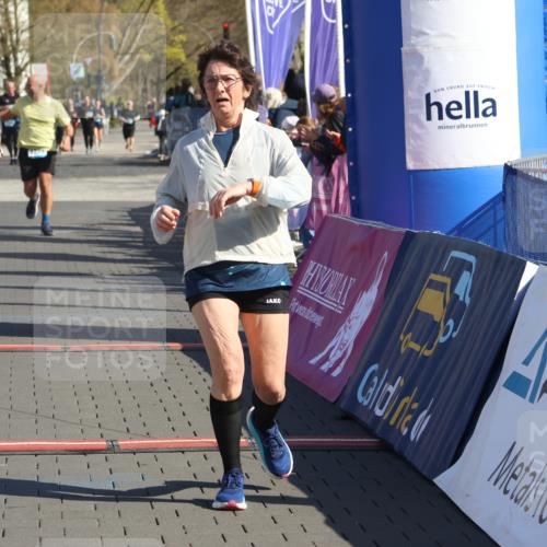 12.04.2026 - 45. Internationalen Wilhelmsburger Insellauf Strokosch-Dieckow http://msf.ph/oto/9466502 12.04.2026 11:00:18 Ziel 3367, 3468, 2665 meine-sportfotos.de