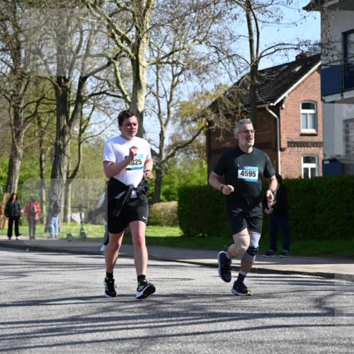 12.04.2026 - 45. Internationalen Wilhelmsburger Insellauf J. Mangold http://msf.ph/oto/9466570 12.04.2026 11:02:27 Ziel 4069, 2985, 3505, 3009, 2962, 2919, 2418, 2398, 4595, 4597, 4825, 2122, 3878, 2016, 3052, 4513, 2168, 2168, 3910, 3700, 3716, 3223, 4246, 4382, 5816 meine-sportfotos.de
