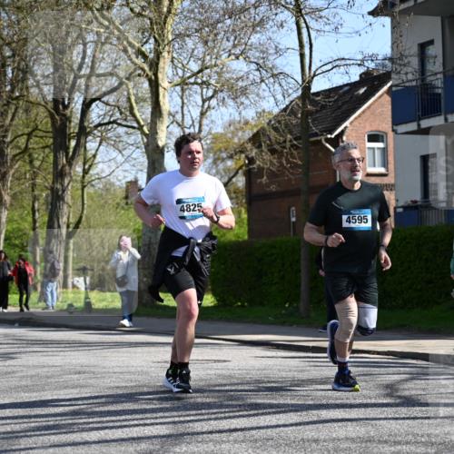 12.04.2026 - 45. Internationalen Wilhelmsburger Insellauf J. Mangold http://msf.ph/oto/9466577 12.04.2026 11:02:28 Ziel 2985, 3505, 3009, 2962, 2919, 2418, 2398, 4595, 4597, 4825, 2122, 3878, 2016, 3052, 4513, 2168, 3910, 3700, 3716, 3223, 4246, 4382, 5816 meine-sportfotos.de