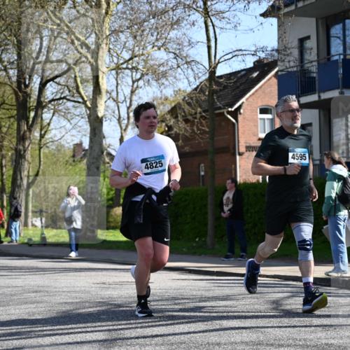 12.04.2026 - 45. Internationalen Wilhelmsburger Insellauf J. Mangold http://msf.ph/oto/9466582 12.04.2026 11:02:28 Ziel 2985, 3505, 3009, 2962, 2919, 2418, 2398, 4595, 4597, 4825, 2122, 3878, 2016, 3052, 4513, 2168, 3910, 3700, 3716, 3223, 4246, 4382, 5816 meine-sportfotos.de