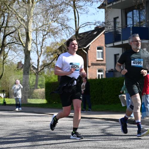 12.04.2026 - 45. Internationalen Wilhelmsburger Insellauf J. Mangold http://msf.ph/oto/9466587 12.04.2026 11:02:28 Ziel 2985, 3505, 3009, 2962, 2919, 2418, 2398, 4595, 4597, 4825, 2122, 3878, 2016, 3052, 4513, 2168, 3910, 3700, 3716, 3223, 4246, 4382, 5816 meine-sportfotos.de