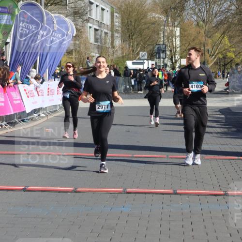 12.04.2026 - 45. Internationalen Wilhelmsburger Insellauf Strokosch-Dieckow http://msf.ph/oto/9466628 12.04.2026 11:00:40 Ziel 2977, 4107, 4152 meine-sportfotos.de