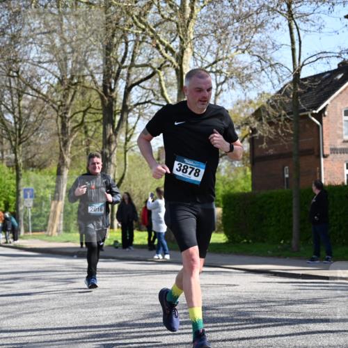 12.04.2026 - 45. Internationalen Wilhelmsburger Insellauf J. Mangold http://msf.ph/oto/9466633 12.04.2026 11:02:37 Ziel 2418, 2398, 4595, 4597, 4825, 2122, 3878, 2016, 3052, 4513, 2168, 3910, 3700, 3716, 3223, 4246, 4382, 5816, 4382, 5816, 3384, 2950 meine-sportfotos.de