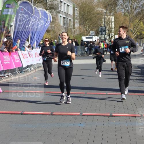 12.04.2026 - 45. Internationalen Wilhelmsburger Insellauf Strokosch-Dieckow http://msf.ph/oto/9466634 12.04.2026 11:00:40 Ziel 2977, 4107, 4152 meine-sportfotos.de