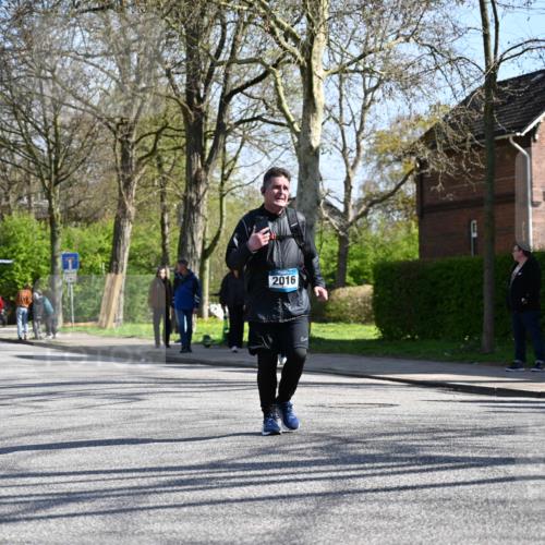 12.04.2026 - 45. Internationalen Wilhelmsburger Insellauf J. Mangold http://msf.ph/oto/9466636 12.04.2026 11:02:38 Ziel 2418, 2398, 4595, 4597, 4825, 2122, 3878, 2016, 3052, 4513, 2168, 3910, 3700, 3716, 3223, 4246, 4382, 5816, 3384, 2950 meine-sportfotos.de