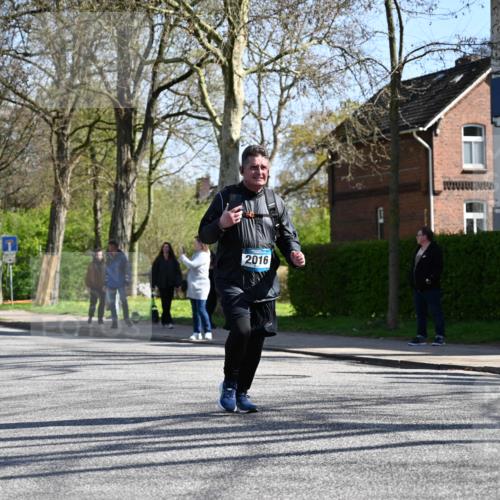 12.04.2026 - 45. Internationalen Wilhelmsburger Insellauf J. Mangold http://msf.ph/oto/9466642 12.04.2026 11:02:39 Ziel 2418, 2398, 4595, 4597, 4825, 2122, 3878, 2016, 3052, 4513, 2168, 2168, 3910, 3700, 3716, 3223, 4246, 4382, 5816, 3384, 2950 meine-sportfotos.de