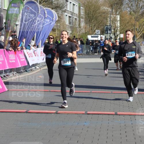 12.04.2026 - 45. Internationalen Wilhelmsburger Insellauf Strokosch-Dieckow http://msf.ph/oto/9466649 12.04.2026 11:00:40 Ziel 2977, 4107, 4152 meine-sportfotos.de