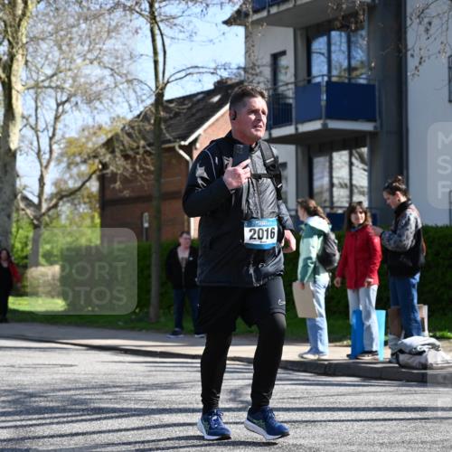 12.04.2026 - 45. Internationalen Wilhelmsburger Insellauf J. Mangold http://msf.ph/oto/9466659 12.04.2026 11:02:40 Ziel 4595, 4597, 4825, 2122, 3878, 2016, 3052, 4513, 2168, 3910, 3700, 3716, 3223, 4246, 4382, 5816, 3384, 2950 meine-sportfotos.de