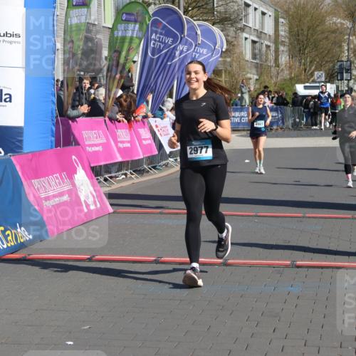 12.04.2026 - 45. Internationalen Wilhelmsburger Insellauf Strokosch-Dieckow http://msf.ph/oto/9466662 12.04.2026 11:00:41 Ziel 2977, 4107, 4152, 2646 meine-sportfotos.de