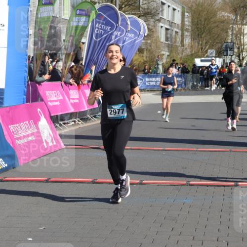 12.04.2026 - 45. Internationalen Wilhelmsburger Insellauf Strokosch-Dieckow http://msf.ph/oto/9466673 12.04.2026 11:00:41 Ziel 2977, 4107, 4152, 2646 meine-sportfotos.de