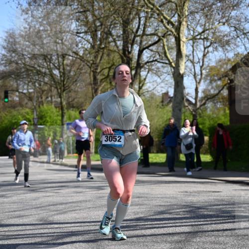 12.04.2026 - 45. Internationalen Wilhelmsburger Insellauf J. Mangold http://msf.ph/oto/9466678 12.04.2026 11:02:44 Ziel 4825, 2122, 3878, 2016, 3052, 4513, 2168, 3910, 3700, 3716, 3223, 4246, 4382, 5816, 3384, 2950, 5460, 4141, 2422 meine-sportfotos.de
