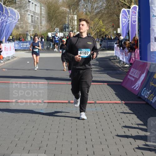 12.04.2026 - 45. Internationalen Wilhelmsburger Insellauf Strokosch-Dieckow http://msf.ph/oto/9466679 12.04.2026 11:00:42 Ziel 2977, 4107, 4152, 2646 meine-sportfotos.de