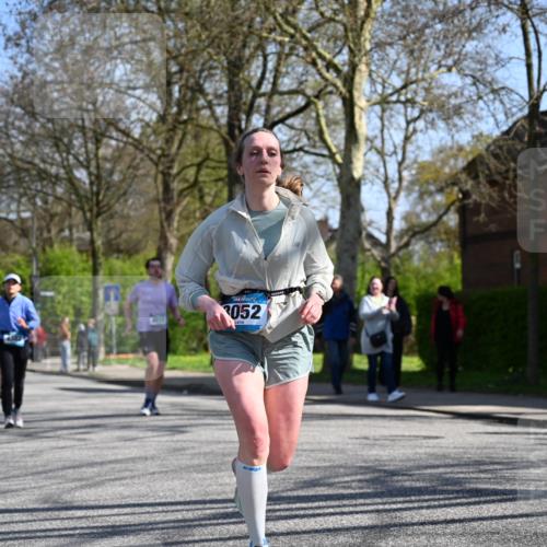 12.04.2026 - 45. Internationalen Wilhelmsburger Insellauf J. Mangold http://msf.ph/oto/9466682 12.04.2026 11:02:45 Ziel 2122, 3878, 2016, 3052, 4513, 2168, 3910, 3700, 3700, 3716, 3223, 4246, 4382, 5816, 3384, 2950, 5460, 4141, 2422 meine-sportfotos.de