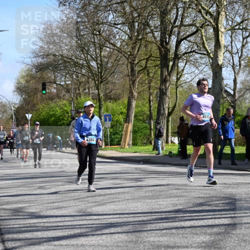 12.04.2026 - 45. Internationalen Wilhelmsburger Insellauf J. Mangold http://msf.ph/oto/9466685 12.04.2026 11:02:47 Ziel 2122, 3878, 2016, 3052, 4513, 2168, 3910, 3700, 3716, 3223, 4246, 4382, 5816, 3384, 2950, 5460, 4141, 2422 meine-sportfotos.de