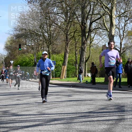 12.04.2026 - 45. Internationalen Wilhelmsburger Insellauf J. Mangold http://msf.ph/oto/9466689 12.04.2026 11:02:47 Ziel 2122, 3878, 2016, 3052, 4513, 2168, 3910, 3700, 3716, 3223, 4246, 4382, 5816, 3384, 2950, 5460, 4141, 2422 meine-sportfotos.de