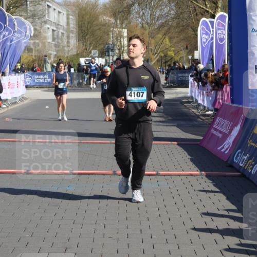 12.04.2026 - 45. Internationalen Wilhelmsburger Insellauf Strokosch-Dieckow http://msf.ph/oto/9466691 12.04.2026 11:00:42 Ziel 2977, 4107, 4152, 2646 meine-sportfotos.de