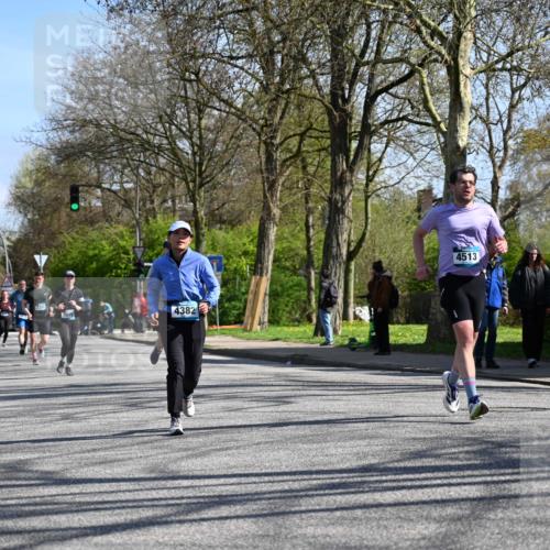 12.04.2026 - 45. Internationalen Wilhelmsburger Insellauf J. Mangold http://msf.ph/oto/9466692 12.04.2026 11:02:47 Ziel 2122, 3878, 2016, 3052, 4513, 2168, 3910, 3700, 3716, 3223, 4246, 4382, 5816, 3384, 2950, 5460, 4141, 2422 meine-sportfotos.de