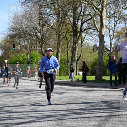 12.04.2026 - 45. Internationalen Wilhelmsburger Insellauf J. Mangold http://msf.ph/oto/9466695 12.04.2026 11:02:48 Ziel 2122, 3878, 2016, 3052, 4513, 2168, 3910, 3700, 3716, 3223, 4246, 4382, 5816, 3384, 2950, 5460, 4141, 2422 meine-sportfotos.de