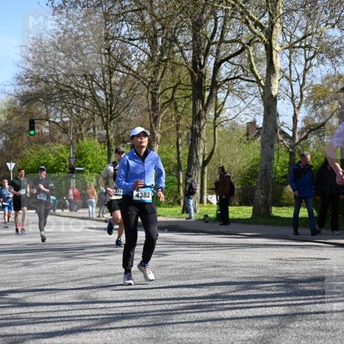 12.04.2026 - 45. Internationalen Wilhelmsburger Insellauf J. Mangold http://msf.ph/oto/9466698 12.04.2026 11:02:48 Ziel 2122, 3878, 2016, 3052, 4513, 2168, 3910, 3700, 3716, 3223, 4246, 4382, 5816, 3384, 2950, 5460, 4141, 2422 meine-sportfotos.de