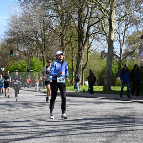 12.04.2026 - 45. Internationalen Wilhelmsburger Insellauf J. Mangold http://msf.ph/oto/9466700 12.04.2026 11:02:48 Ziel 2122, 3878, 2016, 3052, 4513, 2168, 3910, 3700, 3716, 3223, 4246, 4382, 5816, 3384, 2950, 5460, 4141, 2422 meine-sportfotos.de