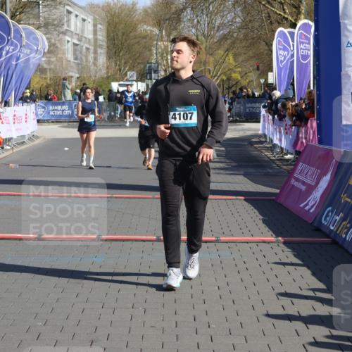 12.04.2026 - 45. Internationalen Wilhelmsburger Insellauf Strokosch-Dieckow http://msf.ph/oto/9466703 12.04.2026 11:00:42 Ziel 2977, 4107, 4152, 2646 meine-sportfotos.de