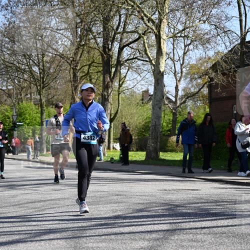 12.04.2026 - 45. Internationalen Wilhelmsburger Insellauf J. Mangold http://msf.ph/oto/9466708 12.04.2026 11:02:48 Ziel 2122, 3878, 2016, 3052, 4513, 2168, 3910, 3700, 3716, 3223, 4246, 4382, 5816, 3384, 2950, 5460, 4141, 2422 meine-sportfotos.de