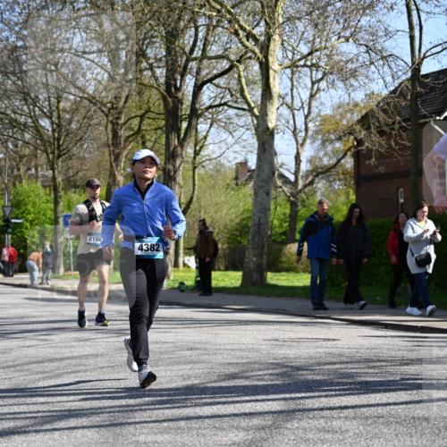 12.04.2026 - 45. Internationalen Wilhelmsburger Insellauf J. Mangold http://msf.ph/oto/9466709 12.04.2026 11:02:48 Ziel 2122, 3878, 2016, 3052, 4513, 2168, 3910, 3700, 3716, 3223, 4246, 4382, 5816, 3384, 2950, 5460, 4141, 2422 meine-sportfotos.de