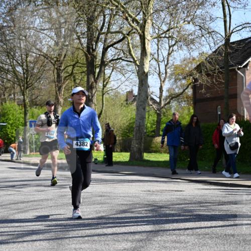 12.04.2026 - 45. Internationalen Wilhelmsburger Insellauf J. Mangold http://msf.ph/oto/9466711 12.04.2026 11:02:48 Ziel 2122, 3878, 2016, 3052, 4513, 2168, 3910, 3700, 3716, 3223, 4246, 4382, 5816, 3384, 2950, 5460, 4141, 2422 meine-sportfotos.de
