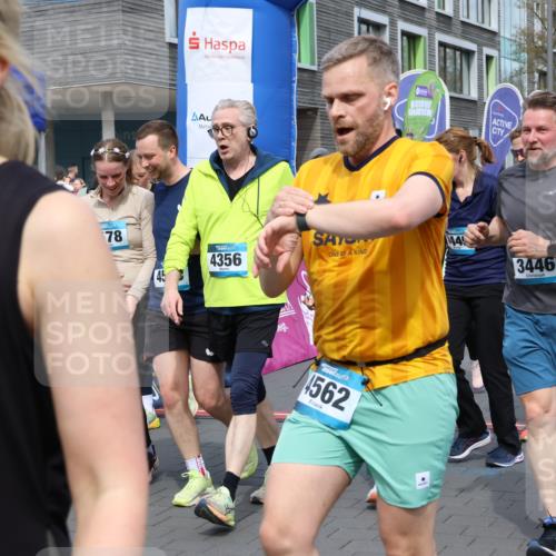 12.04.2026 - 45. Internationalen Wilhelmsburger Insellauf Strokosch-Dieckow http://msf.ph/oto/9466715 12.04.2026 13:11:01 Ziel 4578, 4579, 4356, 3445, 3446, 4562, 3654, 3269, 4552, 3285, 3288, 5444, 5443, 5830, 5259, 3407 meine-sportfotos.de