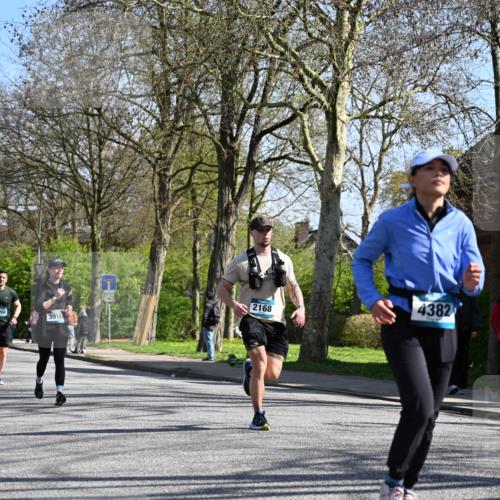 12.04.2026 - 45. Internationalen Wilhelmsburger Insellauf J. Mangold http://msf.ph/oto/9466716 12.04.2026 11:02:49 Ziel 2122, 3878, 2016, 3052, 4513, 2168, 3910, 3700, 3716, 3223, 4246, 4382, 5816, 4382, 5816, 3384, 2950, 2950, 5460, 4141, 2422 meine-sportfotos.de