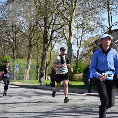 12.04.2026 - 45. Internationalen Wilhelmsburger Insellauf J. Mangold http://msf.ph/oto/9466722 12.04.2026 11:02:50 Ziel 2122, 3878, 2016, 3052, 4513, 2168, 3910, 3700, 3716, 3223, 4246, 4382, 5816, 3384, 2950, 5460, 4141, 2422 meine-sportfotos.de