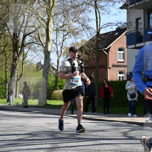 12.04.2026 - 45. Internationalen Wilhelmsburger Insellauf J. Mangold http://msf.ph/oto/9466736 12.04.2026 11:02:50 Ziel 2122, 3878, 2016, 3052, 4513, 2168, 3910, 3700, 3716, 3223, 4246, 4382, 5816, 3384, 2950, 5460, 4141, 2422 meine-sportfotos.de