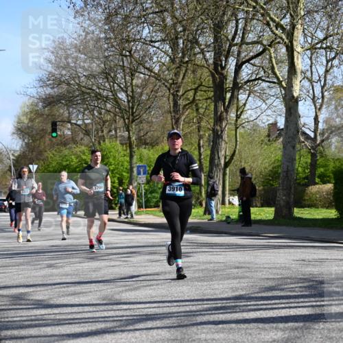 12.04.2026 - 45. Internationalen Wilhelmsburger Insellauf J. Mangold http://msf.ph/oto/9466739 12.04.2026 11:02:51 Ziel 3878, 2016, 3052, 4513, 2168, 3910, 3700, 3716, 3223, 4246, 4382, 5816, 3384, 2950, 5460, 4141, 2422 meine-sportfotos.de